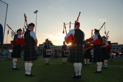 In cirkel spelend op sportveld